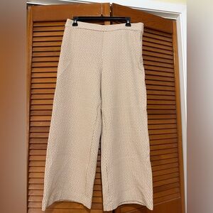 Ann Taylor gently used, size 8 Cream Wide Leg Pants, side zipper.